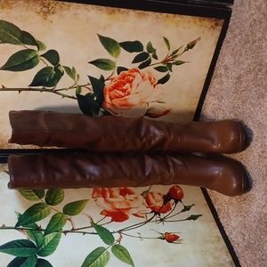 Knee high boots NEW, butterfly design with bows on back size 7 brown